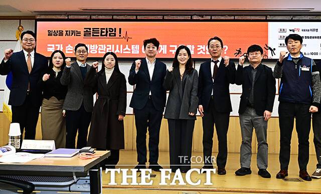 이주영 개혁신당 의원(왼쪽 다섯번째)과 이준석 대표(가운데), 천하람 원내대표(왼쪽)를 비롯한 참석자들이 6일 오전 서울 여의도 국회 의원회관 제3세미나실에서 열린 ‘일상을 지키는 골든타임! 국가 손상예방관리시스템 어떻게 구축할 것인가?’ 정책 토론회에 참석해 기념사진 촬영을 하고 있다.