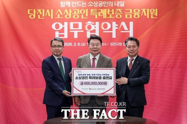 당진시는 6일 당진시청 접견실에서 소상공인 특례보증 금융지원을 위한 업무협약을 체결했다. 왼쪽부터 함종덕 하나은행 충남북영업본부 지역대표, 오성환 당진시장, 조소행 충남신용보증재단 이사장. /당진시