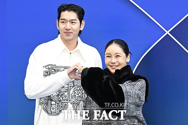 전 야구선수 이대은(왼쪽)과 가수 트루디 부부가 6일 오후 서울 중구 동대문디자인플라자(DDP)에서 열린 '2026 F/W 서울패션위크' 라이 포토월에 참석해 포즈를 취하고 있다. /송호영 기자