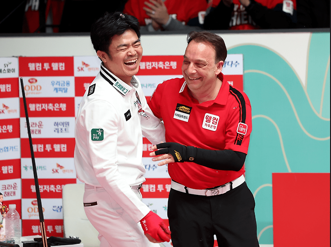 결승에서 비록 패했어도 환하게 웃으며 상대 선수를 축하해 주는 산체스. PBA 제공