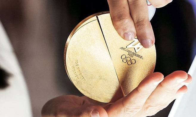 금과 은 가격이 급등하면서 2026 밀라노·코르티나담페초 동계올림픽에서 수여할 메달이 역대 가장 비싼 올림픽 메달이 될 것으로 전망했다. 신화연합뉴스