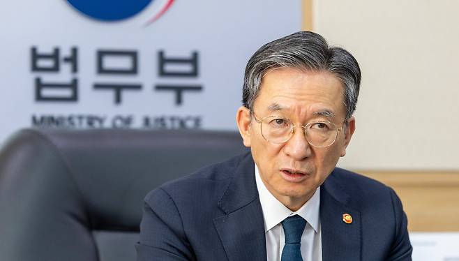 정성호 법무부 장관이 5일 경기 정부과천청사 장관 접견실에서 본지와 인터뷰를 하고 있다. 정 장관은 이날로 취임 200일을 맞았다. /김지호 기자