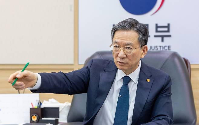 정성호 법무부 장관이 5일 경기 정부과천청사 장관 접견실에서 본지와 인터뷰를 하고 있다. 정 장관은 이날로 취임 200일을 맞았다. /김지호 기자