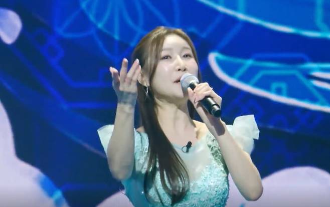 5일 방송된 TV조선 '미스트롯4' 에이스전에서 하춘화의 영암 아리랑'을 부르는 이소나./TV조선 캡쳐