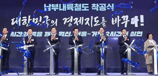 6일 경남 거제시 견내량 인근에서 남부내륙철도 착공식이 열렸다. 왼쪽부터 이성해 국가철도공단 이사장, 박완수 경남도지사, 김윤덕 국토교통부 장관, 이재명 대통령, 김경수 지방시대위원장, 이철우 경북도지사, 거제시민 김정자씨. /뉴스1