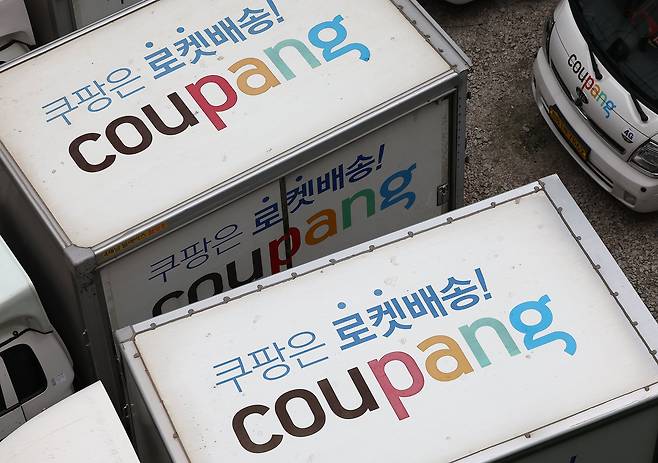 쿠팡 로켓배송 차량이 주차돼 있다. /뉴스1