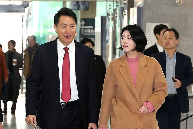 오세훈 서울시장(왼쪽)과 국민의힘 배현진 서울시당위원장이 5일 국회 의원회관에서 열린 '시내버스 필수공익사업 지정 토론회: 버스가 멈추면 일상도 멈춘다!' 에 함께 입장하고 있다. 연합뉴스