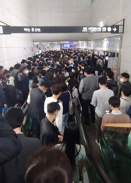 김포골드라인을 타기 위해 많은 시민들이 플랫폼에 북새통을 이루고 있다. ⓒ 김포 시민커뮤니티 제공