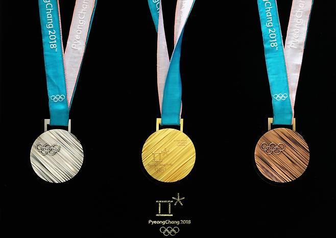 21일 오전 서울 동대문디자인플라자 잔디사랑방에서 열린 2018 평창 동계올림픽 메달 공개 행사에서 금은동 메달이 공개되고 있다. 2017.09.21.  서울=뉴시스