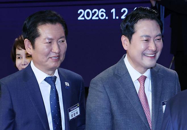정청래(왼쪽) 더불어민주당 대표와 장동혁 국민의힘 대표가 지난 1월 2일 오후 서울 중구 대한상공회의소에서 열린 2026 경제계 신년인사회를 마치고 행사장을 나서고 있다. 2026.1.2/뉴스1