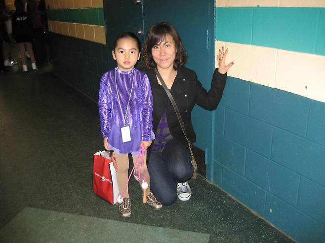 어렸을 적 피겨스케이팅 여자 싱글 대회에 나간 임해나(왼쪽)와 어머니 김현숙 씨. 김현숙 씨 제공