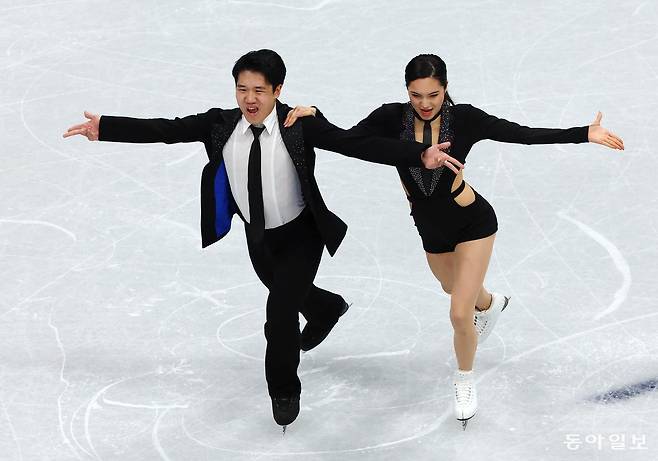 올블랙 수트를 맞춰 입고 ‘맨 인 블랙’ 사운드트랙 음악에 맞춰 리듬댄스를 연기하고 있는 임해나(오른쪽)-권예. 밀라노=전영한 기자 scoopjyh@donga.com