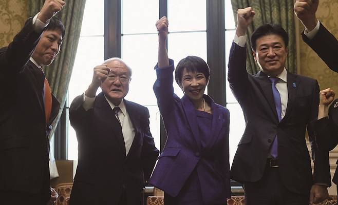 1월 23일 일본 도쿄에서 중의원 해산 이후, 다카이치 사나에(왼쪽에서 세번째) 일본 총리가 당 소속 의원들과 함께 주먹을 들어 올리며