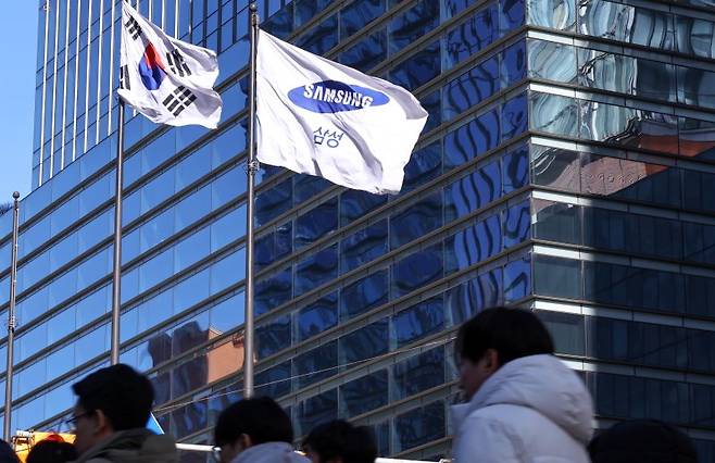 서울 서초구 삼성전자 사옥에 삼성깃발이 보이고 있다.뉴시스