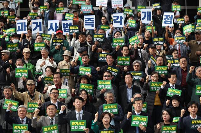 지난해 10월22일 서울 여의도 국회 본청 앞 계단에서 올바른 3기 진실화해위를 뒷받침할 과거사법 개정 촉구 범시민사회 기자회견이 열리고 있다. 맨 앞줄 오른쪽에서 두번째가 용혜인 의원. 윤운식 선임기자 yws@hani.co.kr