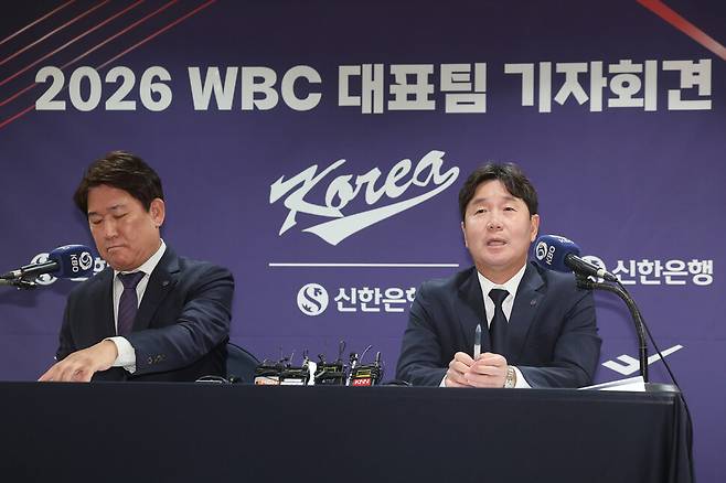 류지현 대표팀 감독이 6일 서울 중구 한국프레스센터에서 열린 2026 WBC 대표팀 기자회견에서 취재진 질문에 답하고 있다. 연합뉴스