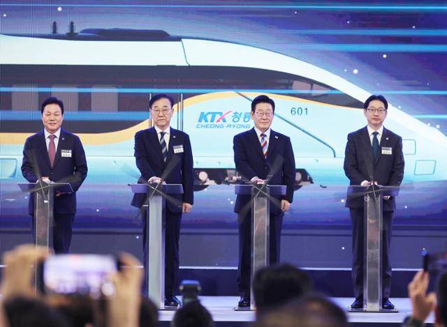 이재명 대통령이 6일 경남 거제시 견내량 인근에서 열린 남부내륙철도 착공식에서 참석자들과 기념 세리머니를 하고 있다. 왼쪽부터 박완수 경남지사, 김윤덕 국토교통부 장관, 이 대통령, 김경수 지방시대위원장. 거제=뉴시스