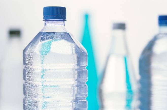 페트병에 든 생수를 입 대고 마시면 세균 번식 위험이 크다. 페트병 생수는 입을 대지 않고 마시는 게 좋다. /사진=클립아트코리아