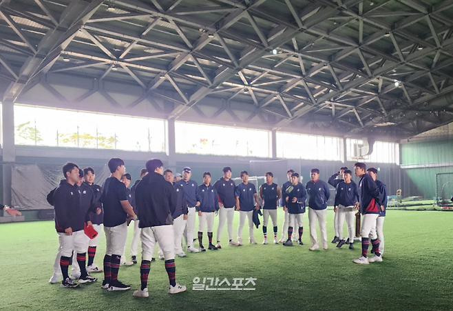 지난달 31일 롯데 1차 스프링캠프 두 번째 턴 1일 차 훈련 시작에 앞서 얘기를 나누고 있는 롯데 야수진. IS포토