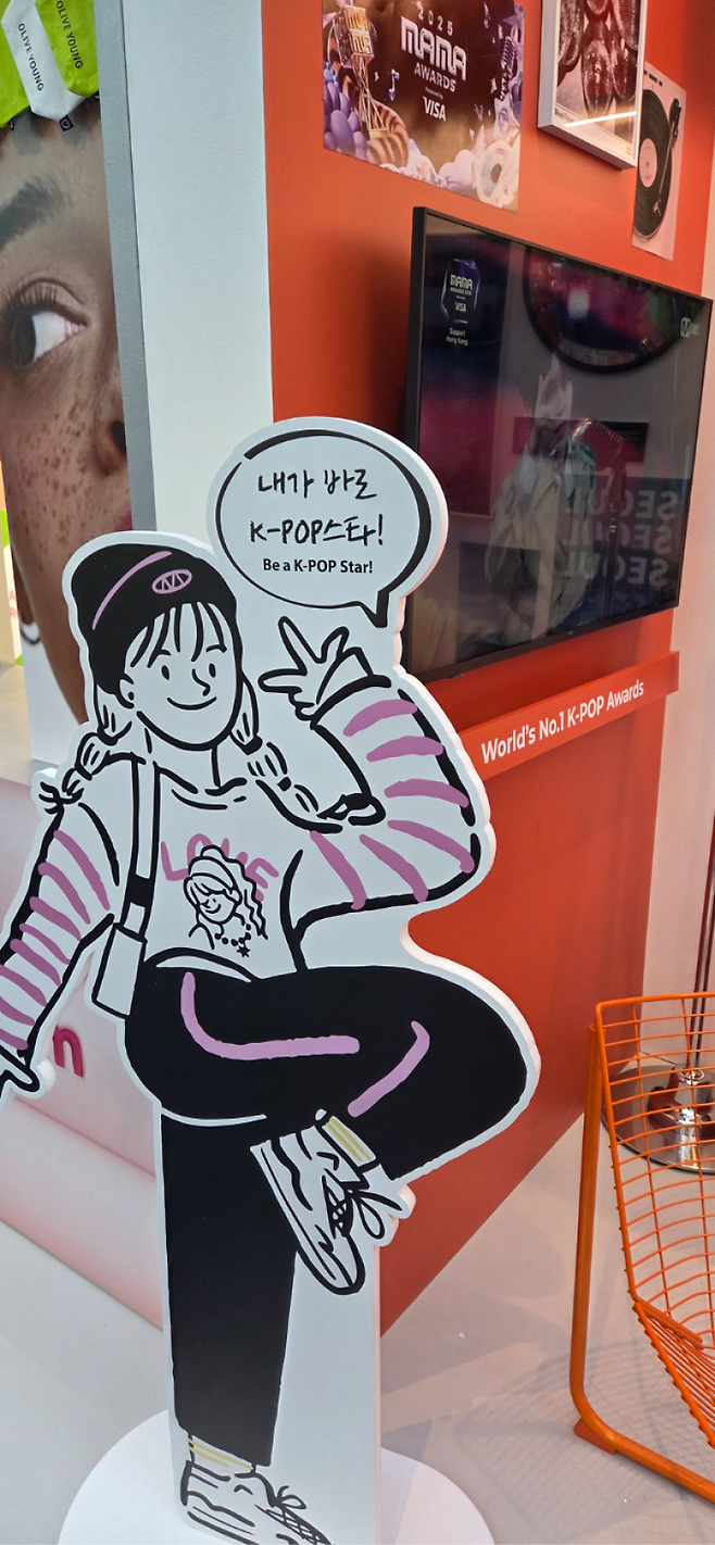 5일 저녁(한국시간) 밀라노 빌라 네키 캄필리오 내 코리아하우스에서 열린 개관식에 설치된 K-컬처 부스. 밀라노=김우중 기자