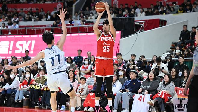 6일 서울 잠실학생체육관에서 열린 2025~26 프로농구 정규리그 울산 현대모비스와의 홈 경기에서 맹활약한 알빈 톨렌티노. KBL 제공