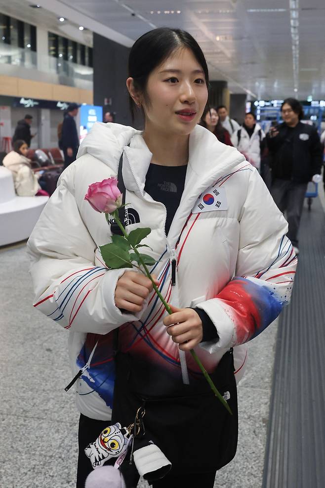 한국 피겨스케이팅 선수단은 4일(현지시간) 밀라노에 입성했다. 위에서부터 차준환, 김현겸, 신지아, 이해인. 이들을 보러 온 팬들로 입국장은 인파로 붐볐다. 차준환은 “이제 만반의 준비를 마쳤다”고 말했다. [연합뉴스]