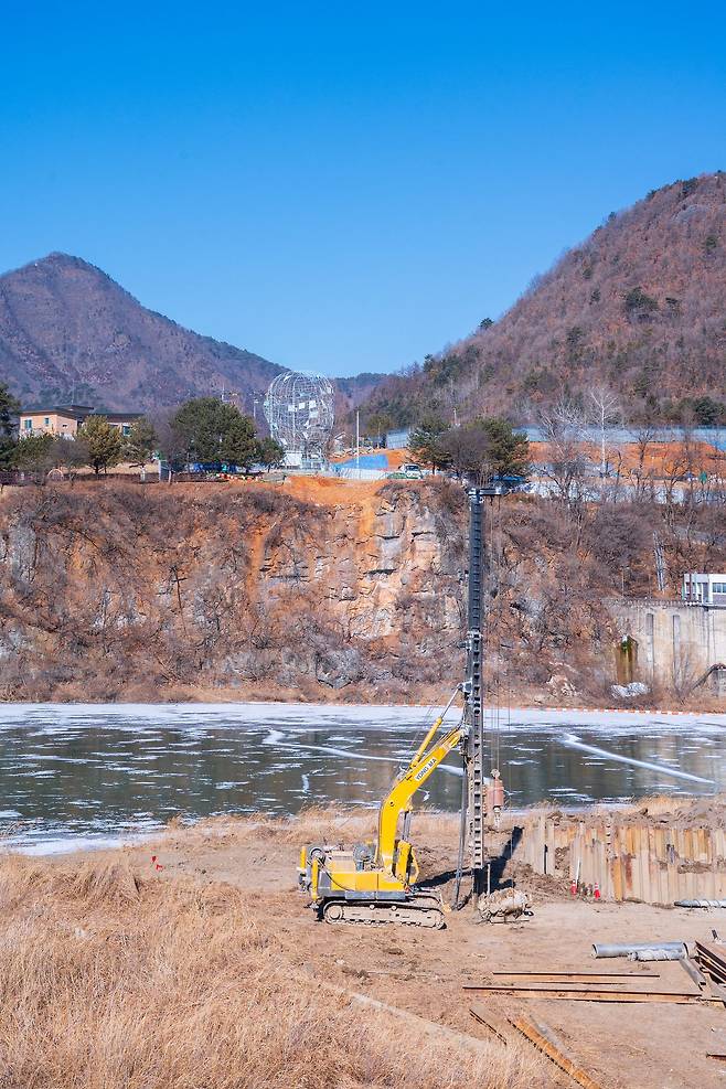 지난 연말부터 낙화암(금강공원)과 영월역을 잇는 경관 보도교 공사가 이어지고 있다.