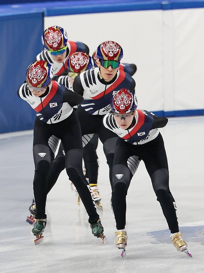 3일(현지시간) 이탈리아 밀라노 아이스스케이팅 아레나에서 황대헌이 대표팀 동료들과 훈련하고 있다. 김종호 기자 20260203