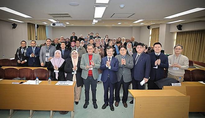 ▲ 경희사이버대학교가 말레이시아 오픈대학(OUM) 방문단을 맞아 온라인 강의 제작·운영 체계와 원격 교육 인프라를 공유하는 교류 행사를 진행했다. 이번 행사는 양교 간 온라인 교육 운영 경험을 나누고, 온라인 한국어 교육을 포함한 교육 협력 가능성을 모색하기 위해 마련됐다.