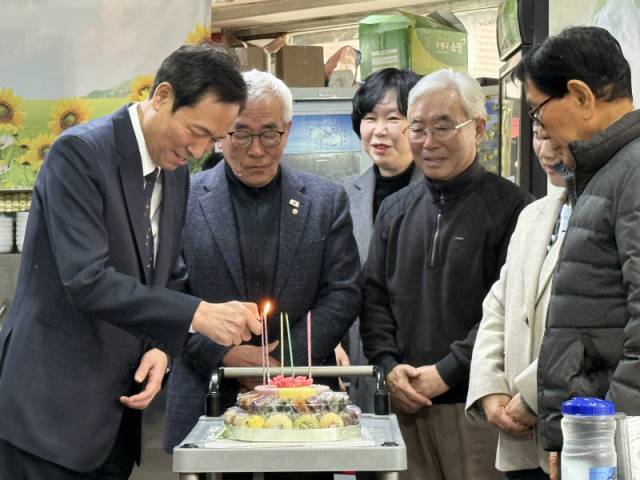 ▲ 우상호 전 청와대 정무수석이 5일 춘천의 한 음식점에서 열린 더불어민주당 춘천갑 노인위원회 2026년도 신년회에서 케이크에 불을 붙이고 있다.  민주당 강원도당 제공