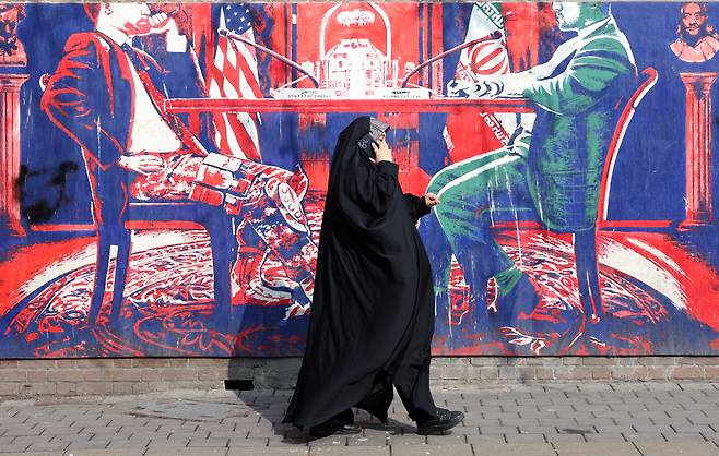 미국과 이란의 협상 테이블이 그려진 반미 벽화 (2026년 2월 5일)