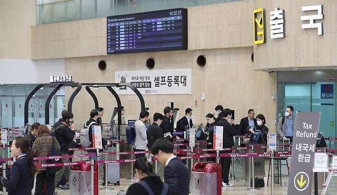 김포공항 국제선 터미널에서 승객들이 출국장으로 이동하고 있다. 사진=김범준 기자