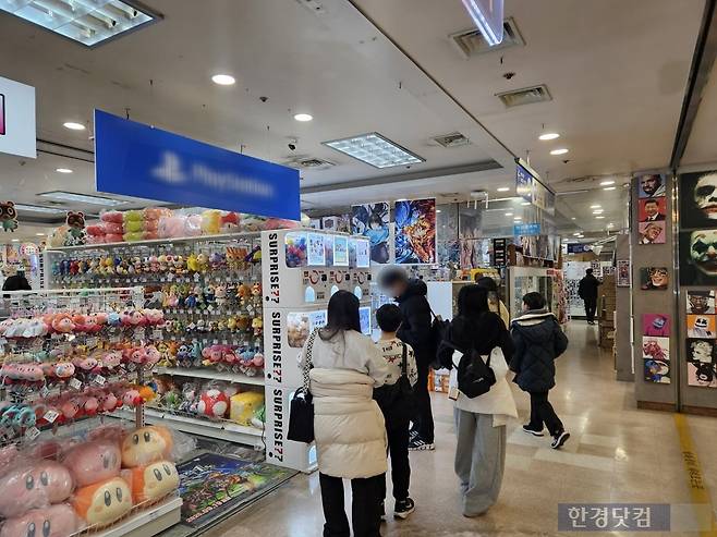 6일 오전 서울 서초구 서초동 국제전자센터 9층에서 고객들이 제품을 둘러보고 있다. /사진=박수빈 기자