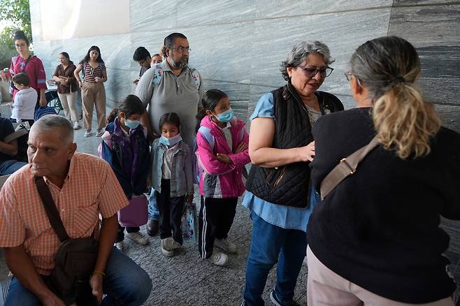 5일(현지시간) 멕시코 할리스코주 과달라하라 시청에 홍역 백신을 접종하려는 시민들이 줄을 서 있다. AP연합뉴스