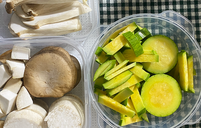 애호박과 새송이 버섯 손질