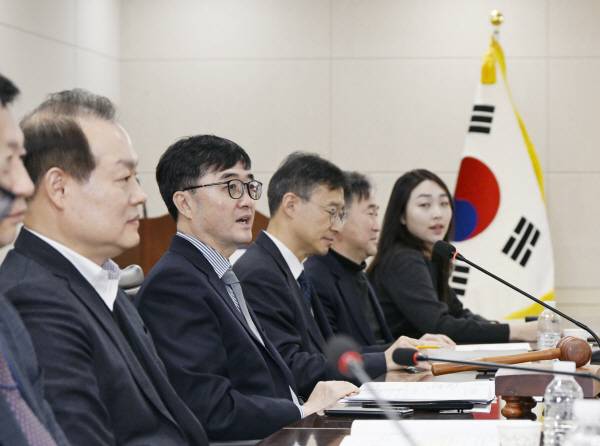 6일 서울 중구 한국재정정보원에서 임기근(오른쪽에서 네 번째) 기획예산처 장관 직무대행 차관 주재로 ‘제186차 복권위원회 전체회의’가 진행되고 있다. 기획예산처 제공