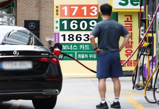 A driver fills up on gas at a gas station in Seoul on Aug. 3. [NEWS1]