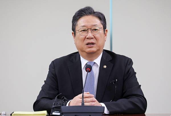 더불어민주당 서울시당 지방 선거기획단장인 황희 의원이 6일 국회 의원회관에서 부동산 정책 방향을 주제로 기자간담회를 하고 있다. 연합뉴스