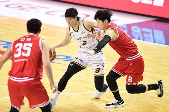 드리블하는 장민국. 사진[연합뉴스]