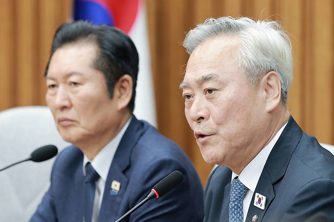 더불어민주당 초선 의원 모임인 더민초 회장 이재강 의원이 지난 5일 국회에서 열린 당 대표-초선 의원 간담회에서 발언하고 있다. 왼쪽은 정청래 대표. [연합뉴스]