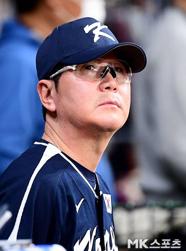 2025년 11월 9일 오후 서울 고척스카이돔에서 ‘2025 NAVER K-BASEBALL SERIES’ 한국과 체코의 평가전이 열렸다. 대표팀 류지현 감독이 경기를 지켜보고 있다. 사진=김영구 기자