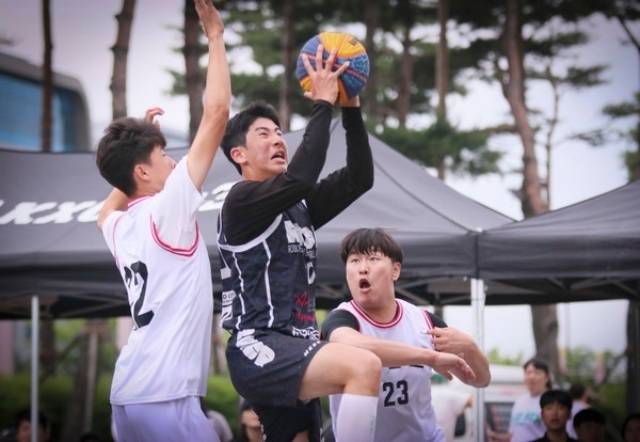 박건연 KXO 회장은 “KXO DIVE 33의 접수 모집은 단 5분 만에 마감됐다. 그만큼 3x3를 향한 10대 선수들의 열기가 정말 대단하다. KXO에선 시야를 넓혀 향후 한국 3x3 국제화에 도움이 될 재능들의 발견을 위해서라도 매년 한차례 이상 KXO DIVE 33을 개최해 한국의 10대 3x3 선수들에게도 다양한 기회를 제공할 수 있도록 하겠다”며 KXO DIVE 33을 통해 한국 3x3의 미래가 될 유망주 발굴을 위해 노력하겠다고 약속했다. 사진=KXO 제공