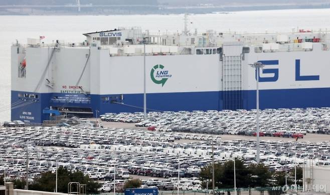 경기 평택시 포승읍 평택항에 수출용 차량이 세워져 있는 모습./사진제공=뉴스1