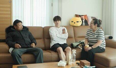 박서진 어머니가 자궁경부암 완치 2년 만에 갑상선암 의심 소견을 받는다. /사진제공=KBS2