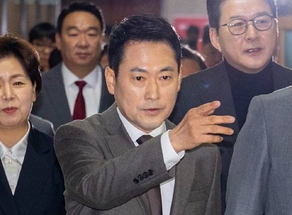 장동혁 국민의힘 대표가 국회에서 열린 최고위원회의에 입장하고 있다. 연합뉴스