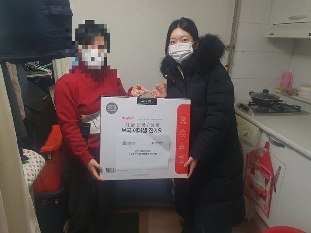 성북복지재단 관계자가 동절기 취약계층을 위한 난방용품을 전달하고 있다. 성북구청 제공