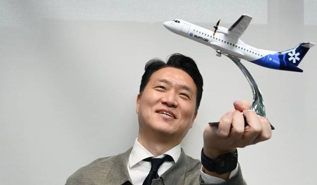 최용덕 섬에어 대표가 지난 4일 서울 강서구 마곡동 본사 사무실에서 섬에어가 도입한 ATR72-600 비행기 모형을 들고 “항공을 이용한 지역 이동 인프라를 만들겠다”며 미소를 짓고 있다. 박윤슬 기자