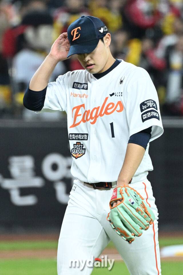 31일 대전 한화생명 볼파크 야구장에서 열린 '2025 신한 SOL 뱅크 KBO 한국시리즈 5차전' LG 트윈스와 한화 이글스 경기. 한화 선발 문동주가 1회 1실점으로 수비를 마치고 더그아웃으로 들어서고 있다./마이데일리