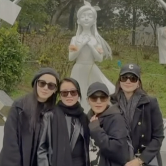 서희원 동상 앞에서 기념 사진 촬영한 절친들 / 인스타그램
