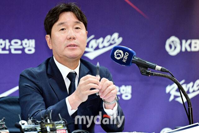 6일 오전 서울 중구 프레스센터에서 진행된 '2026 WBC 대표팀 기자회견'에서 류지현 감독이 취재진의 질문에 답하고 있다./중구=곽경훈 기자